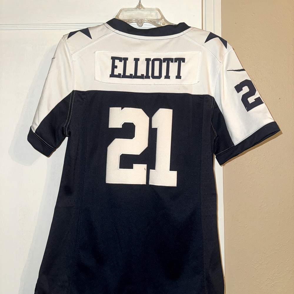 Zeke Elliott “on the field” Dallas Cowboys jersey.